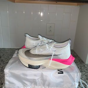 NIKE AIR ZOOM ALPHAFLY NEXT% EK 1:59:40 pink/white